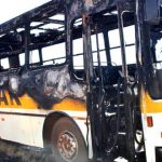 Motorista de ônibus escolar salva 13 alunos da morte em incêndio