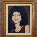 Aposentada tenta localizar dono de tela pintada por artista renomado encontrada no lixo em Cuiabá