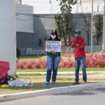 Venezuelana expõe filho na rua e diz que prefere esperar auxílio do INSS que trabalhar