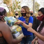 Famílias do bairro Tancredo Neves recebem cestas básicas e cobertores