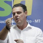 Caminhonete Amarok com assessores de Fávaro tenta desviar de carro e capota em rodovia