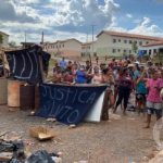 Moradores protestam contra morte de jovem em residencial