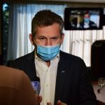 Governador diz que há longos meses pela frente ao anunciar distribuição de vacinas