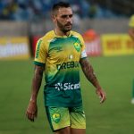 Jogador do Cuiabá é preso pela PM após disparo de arma de fogo em clube