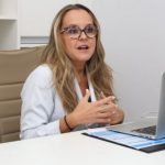 ‘Pessoas do mal’ disseminam mentiras contra vacina, diz médica