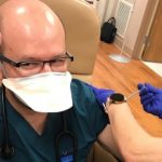 Médico poconeano é um dos primeiros vacinados contra Covid-19 nos EUA