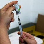 Com poucas doses, prefeitura restringe vacinas em Cuiabá; idosos estão fora