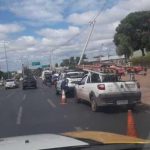 Mulher bate carro e derruba poste na Miguel Sutil; acidente para o trânsito