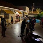 PM fecha festa clandestina, apreende drogas e prende 5 pessoas