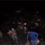 Carga de carne é saqueada após caminhão tombar e tumulto causa novo acidente em MT