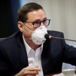 Secretário vê risco em reabrir escolas e afirma que neta estudante foi infectada