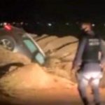 Motorista tenta atropelar PMs durante abordagem, foge e cai com Audi em barranco