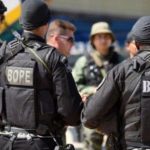 Bope explode portão de casa, acha armas e prende homem em Cuiabá