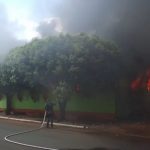 Incêndio destrói loja de roupas; bombeiros utilizaram dois caminhões para conter chamas