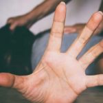 Mulher é agredida com fio elétrico e ameaçada de morte pelo companheiro em Cuiabá