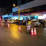 Blitz flagra 13 dirigindo bêbados na Avenida Isaac Póvoas e leva 35 carros