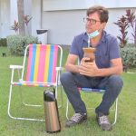 Marido passa os dias em frente a hospital à espera de mulher que está na UTI com Covid-19