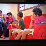 Fantástico mostra rotina de famílias cuiabanas que sobrevivem com doação de ossinhos em açougue em Cuiabá