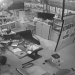 Vídeo mostra bandido invadindo clínica médica pelo teto em Cuiabá