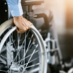 Jovem espanca marido cadeirante e vai presa