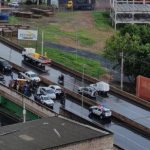 Carro capota em viaduto na Miguel Sutil e para o trânsito; veja