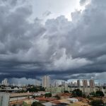 Frente fria traz chuva para Cuiabá nesta quinta e temperatura começa a cair amanhã