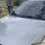 Desconhecidos disparam contra Corolla; mulher leva quatro tiros