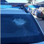 Pedestre é atropelado por viatura e policiais são cercados por moradores