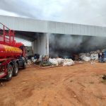 Incêndio atinge empresa de materiais recicláveis e bombeiros levam 3 horas para conter chamas em MT