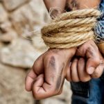 Assaltantes fazem motorista refém e levam caminhão carregado de soja