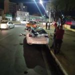 Carro fica completamente destruído ao ser atingido por placa de sinalização em Cuiabá