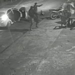 Bando chega em carro e mata dois em frente de residência, em MT; vídeo