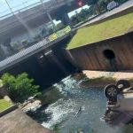 Motorista de caminhonete perde controle e cai no córrego do Barbado