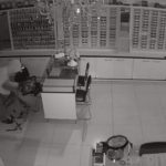 Ladrão arrebenta porta de vidro e leva 70 relógios de loja em MT; veja vídeos