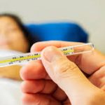 Pediatra explica sinais de que o quadro é grave e condena banho gelado para baixar febre