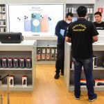 Procon Estadual fiscaliza venda de aparelhos celulares sem carregadores