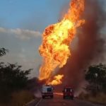 Colisão entre caminhão-tanque e graneleiro causa ao menos duas mortes na BR-163; vídeo