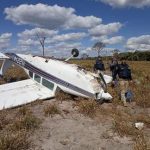 Avião que caiu no interior de MT carregava 500 kg de drogas; hospital confirma morte