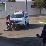 Dupla cai de moto enquanto foge da polícia e é atropelada por viatura; vídeo