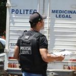 Diarista acha patrão morto com duas facas cravadas no pescoço