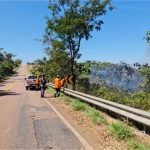 Carro cai em ribanceira e quatro pessoas ficam feridas em MT