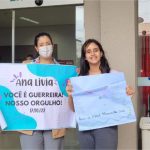 Menina de 11 anos que teve o cabelo sugado por ralo de piscina tem alta do hospital em MT