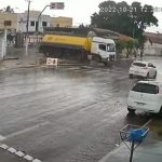 Vídeo mostra momento em que carro é atingido por caminhão-tanque