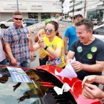 Ao lado de Mauro, Virginia participa de ‘adesivaço’ pró-Bolsonaro