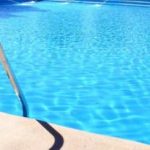 Criança de 6 anos morre afogada em piscina de clube em MT