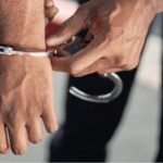 Tarado passa mão em mulher, volta a bar com facão e é preso em MT