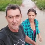 Casal atravessa alagamento para ‘tomar cachaça’ após dias isolado por causa de chuvas fortes em MT