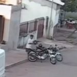 Homem empina moto e acaba atropelando mãe e filho; vídeo