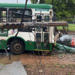 Ônibus derrapa durante forte chuva e derruba poste em Cuiabá