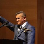 Deputado viraliza após suposto gesto nazista; ele nega